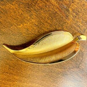 Vintage‎ Giovanni Textured 10k Gold Plated Classic Leaf Brooch Pin